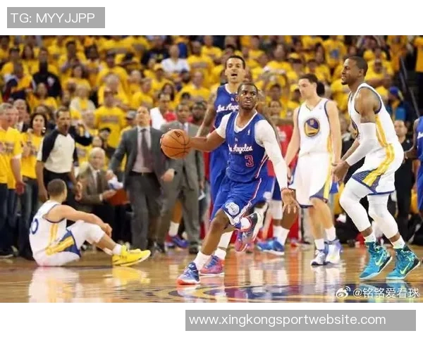 小吧观赛快船对阵鹈鹕主场赠送保罗快船10时期球衣给每位球迷 小吧观赛快船对阵鹈鹕主场赠送保罗快船10时期球衣给每位球迷