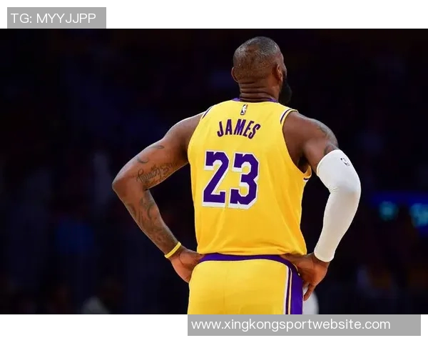 A史密斯质疑詹姆斯关键时刻表现背后是否隐藏赛前饮酒的秘密